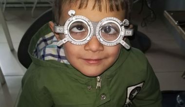 Ein junger Patient bei der Augenuntersuchung