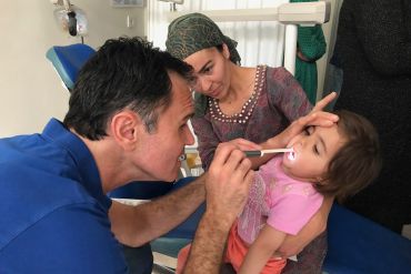 Chefarzt Prof. Dr. Gaggl der Universität Salzburg bei der Voruntersuchung