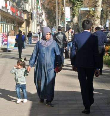 Frau mit Kind in Tadschikistan