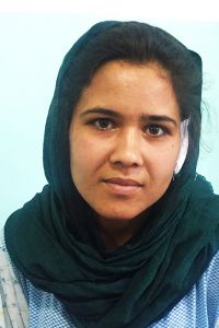 Junge Frau nach erfolgreicher Ohr-Operation