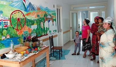 Das neue Wand-Wimmelbild in der Klinik Karabolo