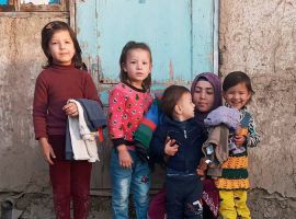 Hilfslieferung von Kinderkleidung